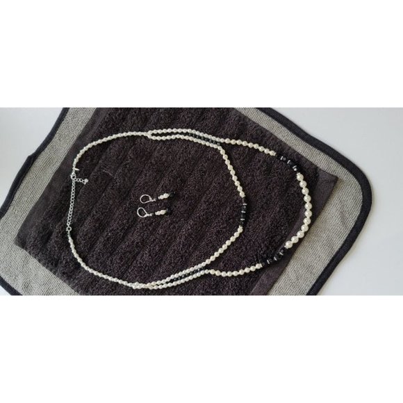 Necklace and earrings set. - Picture 3 of 4